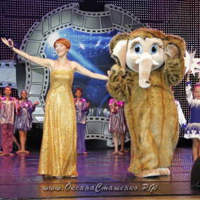 Президент фестиваля "Мамонтоша" Оксана Сташенко и символ фестиваля - кукла Мамонтоша